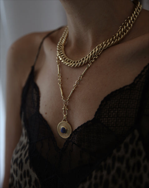 gold-jewelry-pendant-necklace