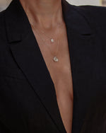 Collar con letras y sellos